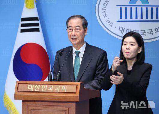 [서울=뉴시스] 고승민 기자 = 한덕수 전 국무총리가 지난 2일 서울 여의도 국회 소통관에서 대선 출마 기자회견을 하고 있다. 2025.05.06. kkssmm99@newsis.com