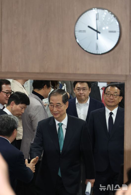 [서울=뉴시스] 고승민 기자 = 한덕수 전 국무총리가 2일 서울 여의도 국회 소통관에서 대선 출마 기자회견을 하고 있다. 2025.05.02. kkssmm99@newsis.com