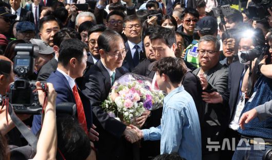 [서울=뉴시스] 조성봉 기자 = 한덕수 전 국무총리가 2일 오전 서울 여의도 국회 소통관에서 대선출마 선언 기자회견을 마치고 지지자에게 꽃다발을 받고 있다. 2025.05.02. suncho21@newsis.com