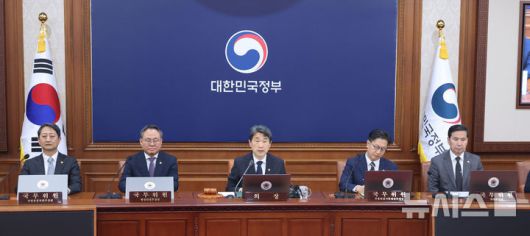 [서울=뉴시스] 고범준 기자 = 이주호 대통령 권한대행 부총리 겸 교육부 장관이 2일 서울 종로구 정부서울청사에서 열린 임시 국무회의에서 발언하고 있다. (대통령실통신사진기자단) 2025.05.02. bjko@newsis.com