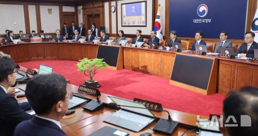 [서울=뉴시스] 고범준 기자 = 이주호 대통령 권한대행 부총리 겸 교육부 장관이 2일 서울 종로구 정부서울청사에서 열린 임시 국무회의에서 발언하고 있다. (대통령실통신사진기자단) 2025.05.02. bjko@newsis.com