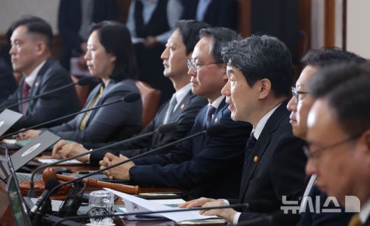 [서울=뉴시스] 고범준 기자 = 이주호 대통령 권한대행 부총리 겸 교육부 장관이 2일 서울 종로구 정부서울청사에서 열린 임시 국무회의에서 발언하고 있다. (대통령실통신사진기자단) 2025.05.02. bjko@newsis.com