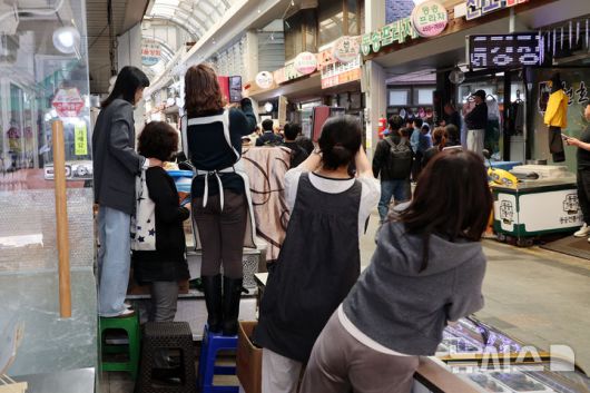 [철원=뉴시스] 조성우 기자 = 2일 오전 강원도 철원군 동송전통시장에서 상인들이 이재명 더불어민주당 대선후보의 방문을 기다리며 사진을 찍고 있다. (공동취재) 2025.05.02. photo@newsis.com