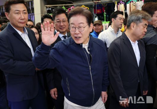 [철원=뉴시스] 조성우 기자 = 민심을 청취하는 '경청 투어'에 나선 이재명 더불어민주당 대선후보가 2일 오전 강원도 철원군 동송전통시장에서 상인들에게 인사하고 있다. (공동취재) 2025.05.02. photo@newsis.com