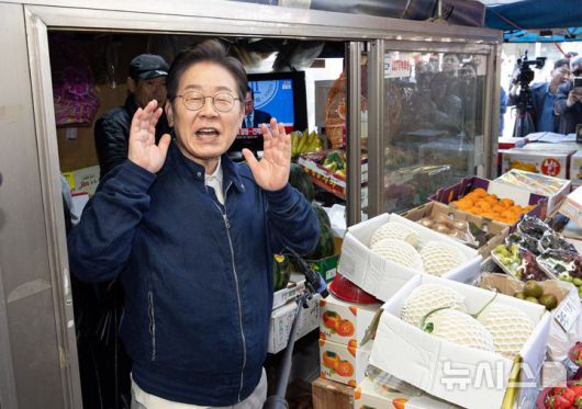 [철원=뉴시스] 조성우 기자 = 민심을 청취하는 '경청 투어'에 나선 이재명 더불어민주당 대선후보가 2일 오전 강원도 철원군 동송전통시장을 찾아 시민들을 향해 인사하고 있다. (공동취재) 2025.05.02. photo@newsis.com