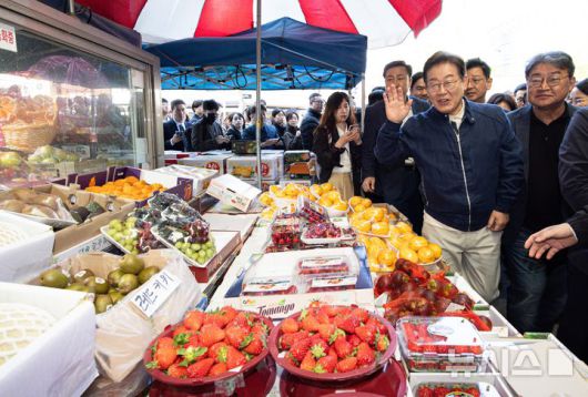 [철원=뉴시스] 조성우 기자 = 민심을 청취하는 '경청 투어'에 나선 이재명 더불어민주당 대선후보가 2일 오전 강원도 철원군 동송전통시장을 찾아 시민들을 향해 인사하고 있다. (공동취재) 2025.05.02. photo@newsis.com