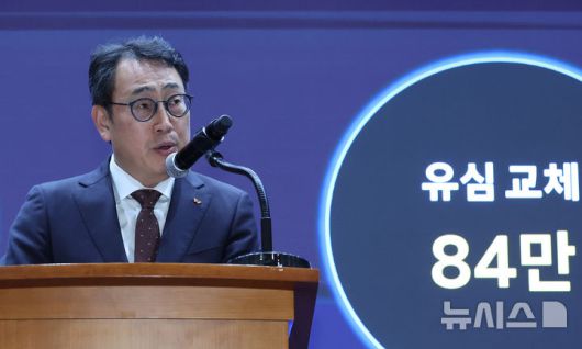 [서울=뉴시스] 조수정 기자 = 유영상 SK텔레콤 사장이 2일 오전 서울 중구 SK텔레콤 T타워에서 유심 해킹 사이버 침해 관련 언론설명회를 하고 있다. 2025.05.02. chocrystal@newsis.com