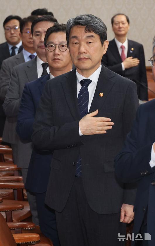 [서울=뉴시스] 고범준 기자 = 이주호 대통령 권한대행 부총리 겸 교육부 장관이 2일 서울 종로구 정부서울청사에서 열린 임시 국무회의에서 국기에 경례를 하고 있다. (대통령실통신사진기자단) 2025.05.02. bjko@newsis.com