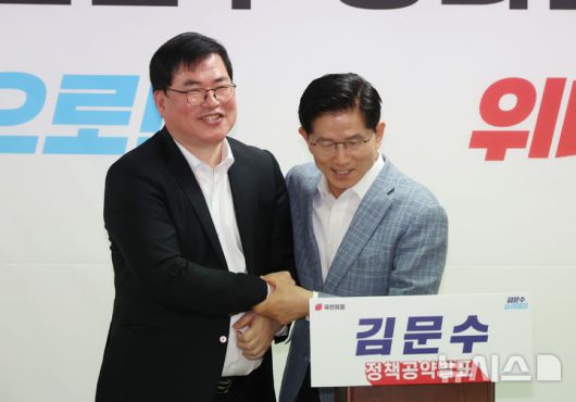 [서울=뉴시스] 고승민 기자 = 유동규 전 성남도시개발공사 기획본부장이 2일 서울 여의도 김문수 국민의힘 대선 경선 후보 캠프에서 김 후보 지지 발언을 하기 전 인사를 하고 있다. 2025.05.02. kkssmm99@newsis.com