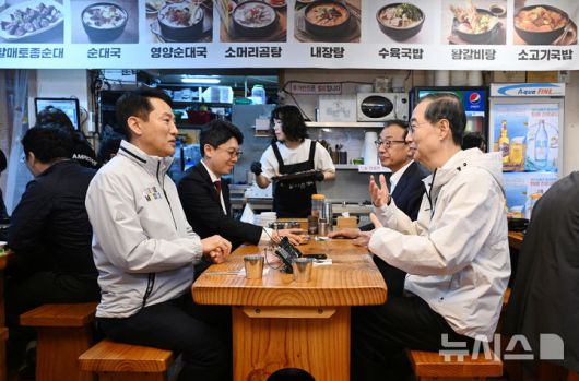 [서울=뉴시스] 황준선 기자 = 한덕수(오른쪽) 전 국무총리와 오세훈 서울시장이 2일 오후 서울 종로구의 식당에서 오찬 간담회를 갖고 있다. (공동취재) 2025.05.02. photo@newsis.com