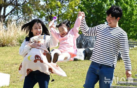 [수원=뉴시스] 김종택 기자 = 지난달 2일 경기 수원시 국립농업박물관을 찾은 한 어린이가 가족과 함께 즐거운 시간을 보내고 있는 모습. 2025.05.02. jtk@newsis.com