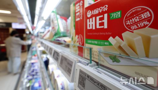 [서울=뉴시스] 추상철 기자 = 2일 오후 서울 시내 한 대형마트에 서울우유 버터가 진열돼 있다. 서울우유는 지난 1일부터 흰 우유를 제외한 54개 제품의 출고가를 평균 7.5% 인상했다. 2025.05.02. scchoo@newsis.com