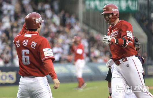 [서울=뉴시스] 정병혁 기자 = 2일 서울 송파구 잠실야구장에서 열린 2025 KBO리그 SSG 랜더스와 LG 트윈스의 경기, 1회초 1사 1루 상황 SSG 최정이 투런포를 친 뒤 그라운드를 돌고 있다. 2025.05.02. jhope@newsis.com