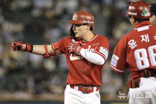 [서울=뉴시스] 정병혁 기자 = 2일 서울 송파구 잠실야구장에서 열린 2025 KBO리그 SSG 랜더스와 LG 트윈스의 경기, 5회초 1사 주자없는 상황 SSG 최지훈이 안타를 친 뒤 베이스를 밟고 있다. 2025.05.02. jhope@newsis.com