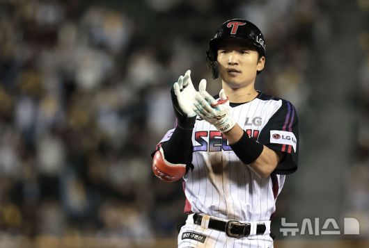 [서울=뉴시스] 정병혁 기자 = 지난 2일 서울 송파구 잠실야구장에서 열린 2025 KBO리그 SSG 랜더스와 LG 트윈스의 경기, 7회말 무사 주자없는 상황 LG 박해민이 안타를 친 뒤 기뻐하고 있다. 2025.05.02. jhope@newsis.com