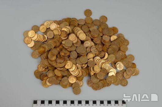 [서울=뉴시스] 전문가 감정 결과, 발견된 보물들의 가치는 약 34만 달러(약 4억7천만원)에 달하는 것으로 확인됐다. (사진=동보헤미아 크라로베 박물관)