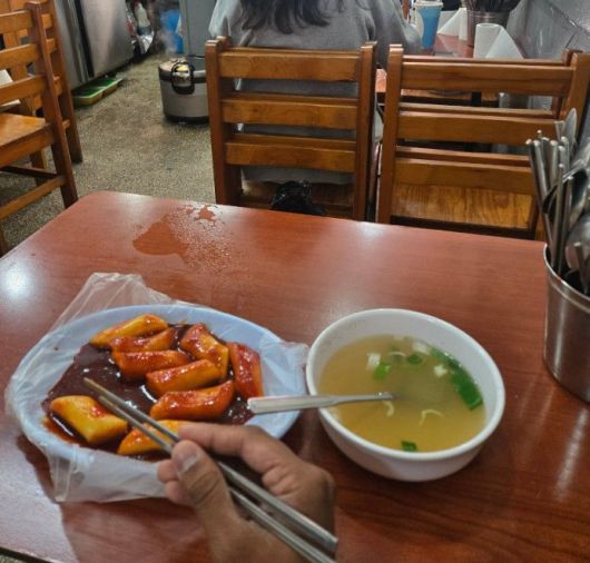 [서울=뉴시스] 파텔이 방문한 떡볶이 가게.(사진=파텔 엑스 옛 트위터 갈무리) *재판매 및 DB 금지