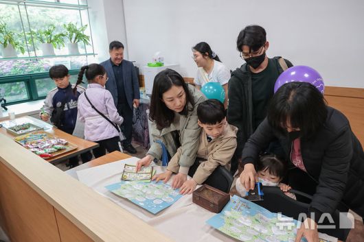 [시흥=뉴시스] 브리핑룸을 찾은 어린이들이 기자회견문을 낭독한 후 도장찍기를 하고 있다. (사진=시흥시 제공).