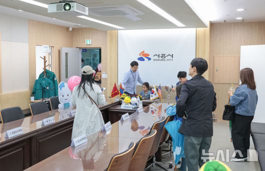 [시흥=뉴시스] 어린이들이 다슬방에서 열린 공무원 체험에 부모들과 함께 참여하고 있다. (사진=시흥시 제공).