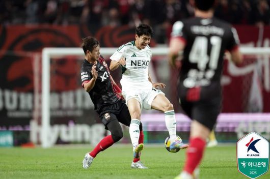 [서울=뉴시스] 프로축구 K리그1 FC서울 김주성과 전북현대의 전진우. (사진=한국프로축구연맹 제공) *재판매 및 DB 금지