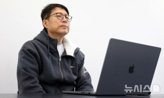 [성남=뉴시스] 추상철 기자 = 김석환 위믹스 재단 대표가 3일 오전 경기 성남시 판교 테크원타워에서 열린 '국내 가상자산 거래소의 위믹스 상장폐지 결정'과 관련 긴급 기자간담회에 참석해 있다. 2025.05.03. scchoo@newsis.com