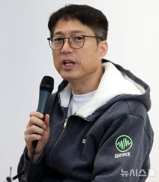 [성남=뉴시스] 추상철 기자 = 김석환 위믹스 재단 대표가 3일 오전 경기 성남시 판교 테크원타워에서 열린 '국내 가상자산 거래소의 위믹스 상장폐지 결정'과 관련 긴급 기자간담회에서 발언하고 있다. 2025.05.03. scchoo@newsis.com