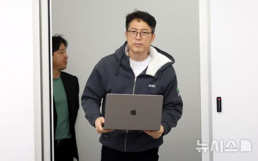 [성남=뉴시스] 추상철 기자 = 김석환 위믹스 재단 대표가 3일 오전 경기 성남시 판교 테크원타워에서 열린 '국내 가상자산 거래소의 위믹스 상장폐지 결정'과 관련 긴급 기자간담회에 참석하고 있다. 2025.05.03. scchoo@newsis.com