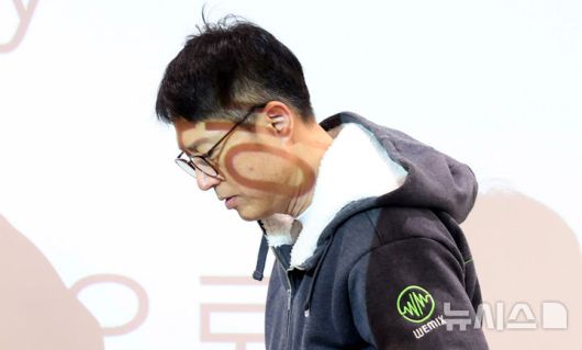 [성남=뉴시스] 추상철 기자 = 김석환 위믹스 재단 대표가 3일 오전 경기 성남시 판교 테크원타워에서 열린 '국내 가상자산 거래소의 위믹스 상장폐지 결정'과 관련 긴급 기자간담회에 참석하고 있다. 2025.05.03. scchoo@newsis.com