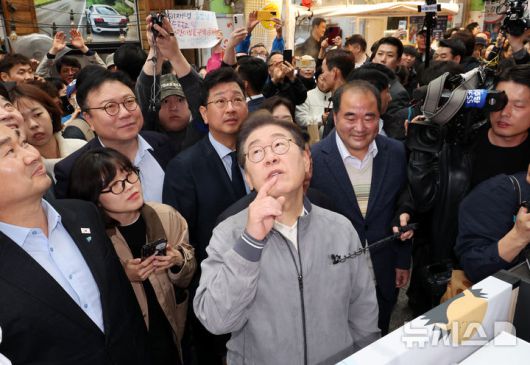 [속초=뉴시스] 조성우 기자 = 민심을 청취하는 '경청 투어'에 나선 이재명 더불어민주당 대선후보가 3일 강원도 속초중앙시장에서 상점을 둘러보고 있다. 2025.05.03. xconfind@newsis.com