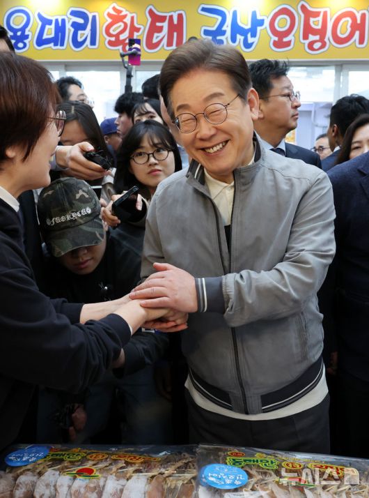 [속초=뉴시스] 조성우 기자 = 민심을 청취하는 '경청 투어'에 나선 이재명 더불어민주당 대선후보가 3일 강원도 속초중앙시장에서 상인과 대화를 나누며 활짝 웃고 있다. 2025.05.03. xconfind@newsis.com