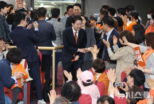 [서울=뉴시스] 고승민 기자 = 3일 서울 여의도 국회 의원회관에서 열린 제21대 대통령 선거 개혁신당 필승결의대회에서 이준석 후보가 입장하며 지지자들과 인사를 나누고 있다. 2025.05.03. kkssmm99@newsis.com
