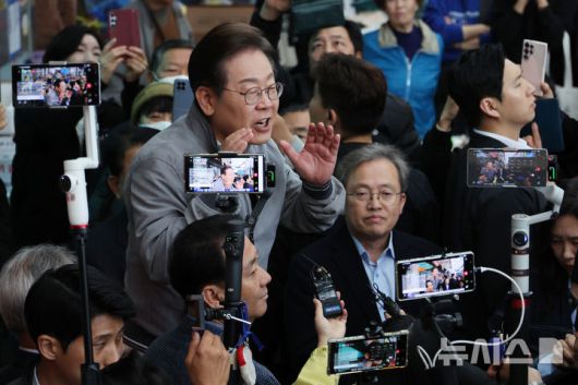 [양양=뉴시스] 조성우 기자 = 민심을 청취하는 '경청 투어'에 나선 이재명 더불어민주당 대선후보가 3일 강원도 양양군 양양시장에서 연설을 하고 있다. 2025.05.03. xconfind@newsis.com