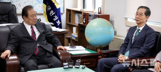 [서울=뉴시스] 추상철 기자 = 대선 출마를 선언한 한덕수 전 국무총리가 3일 오후 서울 영등포구 여의도 국회 헌정기념관에서 정대철 헌정회장을 예방하고 있다. 2025.05.03. scchoo@newsis.com