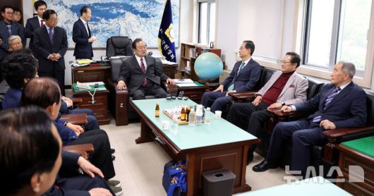 [서울=뉴시스] 추상철 기자 = 대선 출마를 선언한 한덕수 전 국무총리가 3일 오후 서울 영등포구 여의도 국회 헌정기념관에서 정대철 헌정회장을 예방하고 있다. 2025.05.03. scchoo@newsis.com