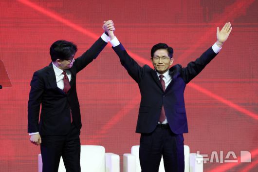 [고양=뉴시스] 고승민 기자 = 3일 경기 고양 킨텍스에서 열린 국민의힘 대선 후보 선출 전당대회에서 최종 후보로 선출된 김문수 후보가 한동훈 후보의 축하를 받고 있다. 2025.05.03. kkssmm99@newsis.com