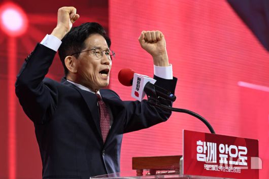 [고양=뉴시스] 고승민 기자 = 3일 경기 고양 킨텍스에서 열린 국민의힘 대선 후보 선출 전당대회에서 최종 후보로 선출된 김문수 후보가 수락연설을 하고 있다. (공동취재) 2025.05.03. photo@newsis.com