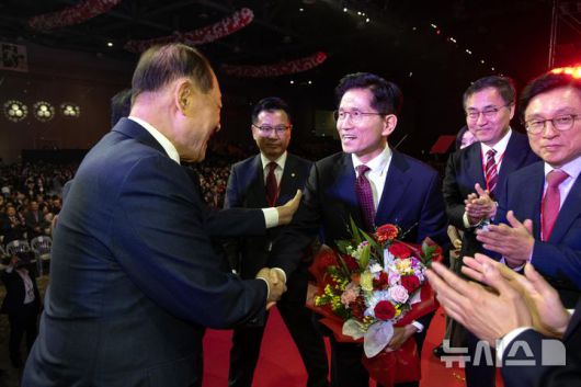 [고양=뉴시스] 고승민 기자 = 김문수 국민의힘 대선후보가 3일 오후 경기 고양시 킨텍스에서 열린 21대 대통령선거 후보자 선출을 위한 제5차 전당대회에서 대선후보로 선출된 뒤 황우여 선거관리위원장과 악수하고 있다. (공동취재) 2025.05.03. photo@newsis.com