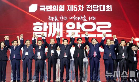 [고양=뉴시스] 고승민 기자 = 김문수 국민의힘 대선후보가 3일 오후 경기 고양시 킨텍스에서 열린 21대 대통령선거 후보자 선출을 위한 제5차 전당대회에서 대선후보로 선출된  가운데 당직자들과 인사하고 있다. (공동취재) 2025.05.03. photo@newsis.com