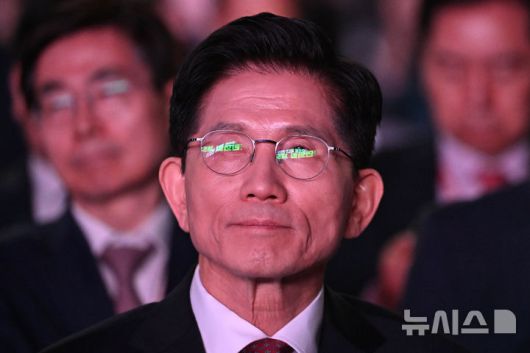 [고양=뉴시스] 고승민 기자 = 김문수 국민의힘 대선 경선 후보가 3일 오후 경기 고양시 킨텍스에서 열린 21대 대통령선거 후보자 선출을 위한 제5차 전당대회에서 모니터 화면을 바라보고 있다. (공동취재) 2025.05.03. photo@newsis.com