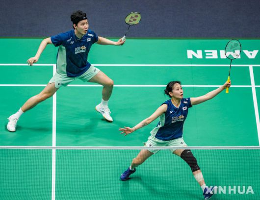 [샤먼=신화/뉴시스] 서승재-채유정이 3일(현지 시간) 중국 푸젠성 샤먼에서 열린 2025 세계배드민턴연맹(BWF) 수디르만컵 인도네시아와의 준결승 혼합 복식 1경기에서 데얀 페르디난시아-시티 파디아 실바 라마단티 조와 경기하고 있다. 서승재-채유정이 2-0(21-10 21-15)으로 이긴 한국이 매치 스코어 3-2로 승리하며 결승에 올라 일본을 3-0으로 완파한 중국과 패권을 다툰다. 2025.05.04.