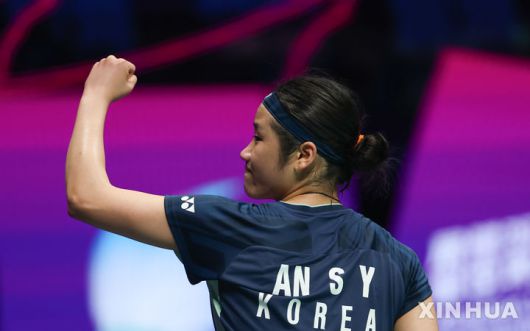 [샤먼=신화/뉴시스] 안세영이 3일(현지 시간) 중국 푸젠성 샤먼에서 열린 2025 세계배드민턴연맹(BWF) 수디르만컵 인도네시아와의 준결승 여자 단식 3경기에서 푸트리 쿠수마 와르다니를 꺾은 후 환호하고 있다. 안세영이 2-0(21-18 21-12)으로 이긴 한국이 매치 스코어 3-2로 승리하며 결승에 올라 일본을 3-0으로 완파한 중국과 패권을 다툰다. 2025.05.04.