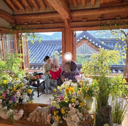 [서울=뉴시스] 아나운서 출신 김수민이 딸의 돌잔치 사진을 공개했다. (사진=김수민 인스타그램 캡처) 2025.05.04. photo@newsis.com *재판매 및 DB 금지