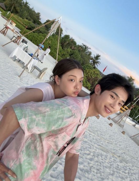 [서울=뉴시스]  에일리(왼쪽), 최시훈. (사진=에일리 인스타그램 캡처) 2025.05.04. photo@newsis.com *재판매 및 DB 금지