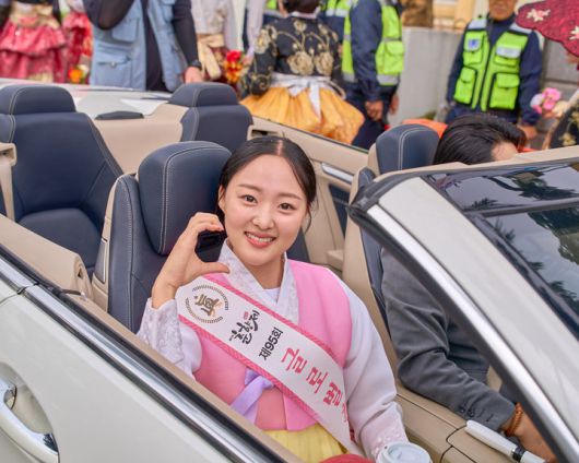 [남원=뉴시스] 김종효 기자 = '제95회 춘향제'가 펼쳐지고 있는 지난 3일 남원 광한루원 일원에서 시민과 관광객 참여 대표 프로그램인 '발광난장 대동길놀이'가 펼쳐지고 있다. 올해 춘향제 글로벌춘향 眞으로 선발된 김도연 양이 퍼레이드카에서 미소를 짓고 있다. (사진=남원시 제공) 2025.05.04. photo@newsis.com  *재판매 및 DB 금지