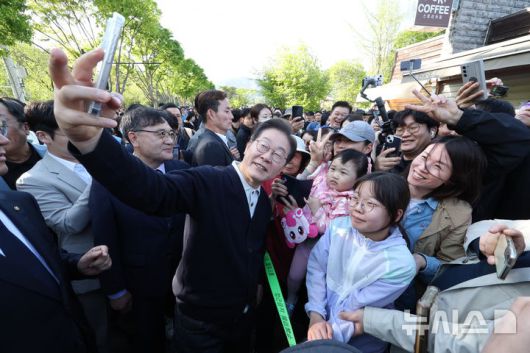 [제천=뉴시스] 조성봉 기자 = 민심을 청취하는 '경청 투어'에 나선 이재명 더불어민주당 대선후보가 4일 충북 제천 의림지에서 시민들과 셀카를 찍고 있다.2025.05.04. suncho21@newsis.com