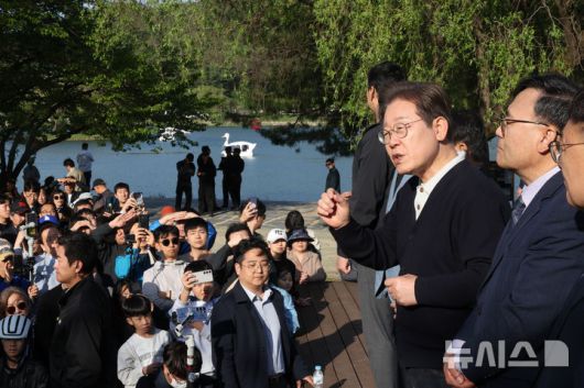 [제천=뉴시스] 조성봉 기자 = 민심을 청취하는 '경청 투어'에 나선 이재명 더불어민주당 대선후보가 4일 충북 제천 의림지에서 즉흥 연설을 하고 있다.2025.05.04. suncho21@newsis.com