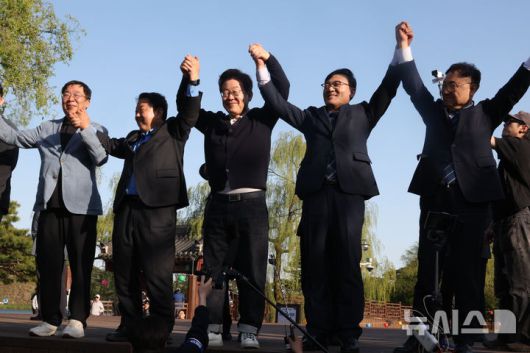 [제천=뉴시스] 조성봉 기자 = 민심을 청취하는 '경청 투어'에 나선 이재명 더불어민주당 대선후보가 4일 충북 제천 의림지에서 즉흥 연설을 마치고 인사를 하고 있다.2025.05.04. suncho21@newsis.com