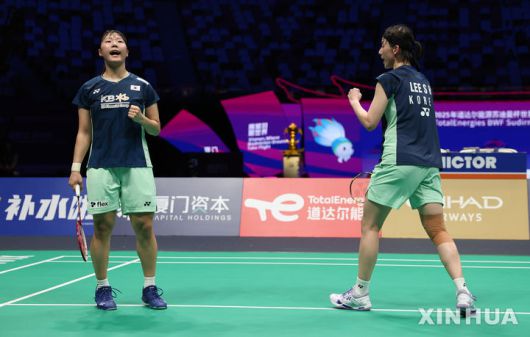 [샤먼=신화/뉴시스] 백하나-이소희가 3일(현지 시간) 중국 푸젠성 샤먼에서 열린 2025 세계배드민턴연맹(BWF) 수디르만컵 인도네시아와의 준결승 여자 복식 5경기에서 아말리아 차하야 프라티위-시티 파디아 실바 라마단티 조와 경기하고 있다. 백하나-이소희가 2-1(21-10 18-21 21-15)로 승리한 한국이 매치 스코어 3-2로 승리하며 결승에 올라 일본을 3-0으로 완파한 중국과 패권을 다툰다. 2025.05.04.