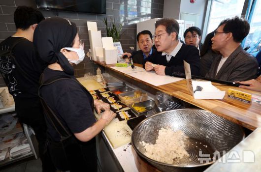 [예천=뉴시스] 조성봉 기자 = 민심을 청취하는 '경청 투어'에 나선 이재명 더불어민주당 대선후보가 4일 경북 예천 도청 신도시의 한 분식점에서 김밥을 구매하고 대화를 하고 있다. 2025.05.04. suncho21@newsis.com