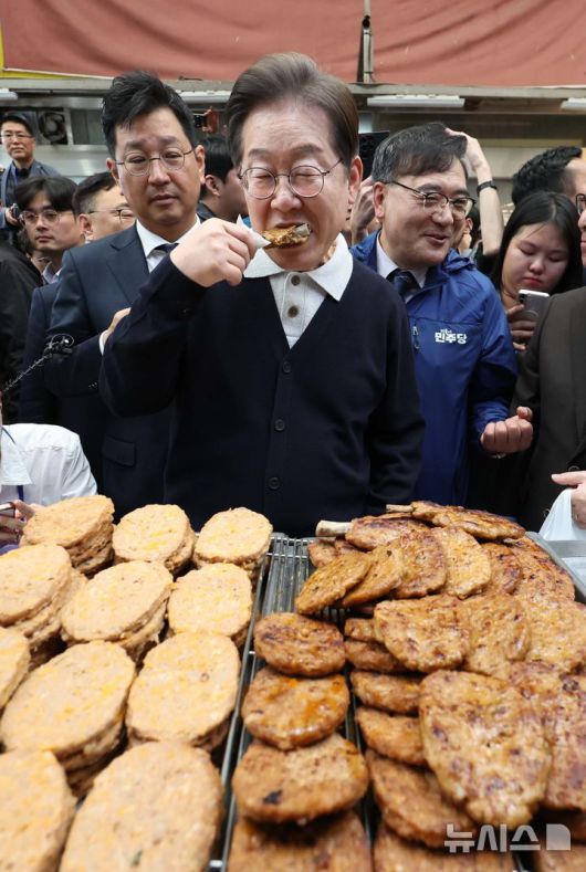 [단양=뉴시스] 조성봉 기자 = 민심을 청취하는 '경청 투어'에 나선 이재명 더불어민주당 대선후보가 4일 충북 단양구경시장에서 떡갈비를 맛보고 있다. 2025.05.04. suncho21@newsis.com
